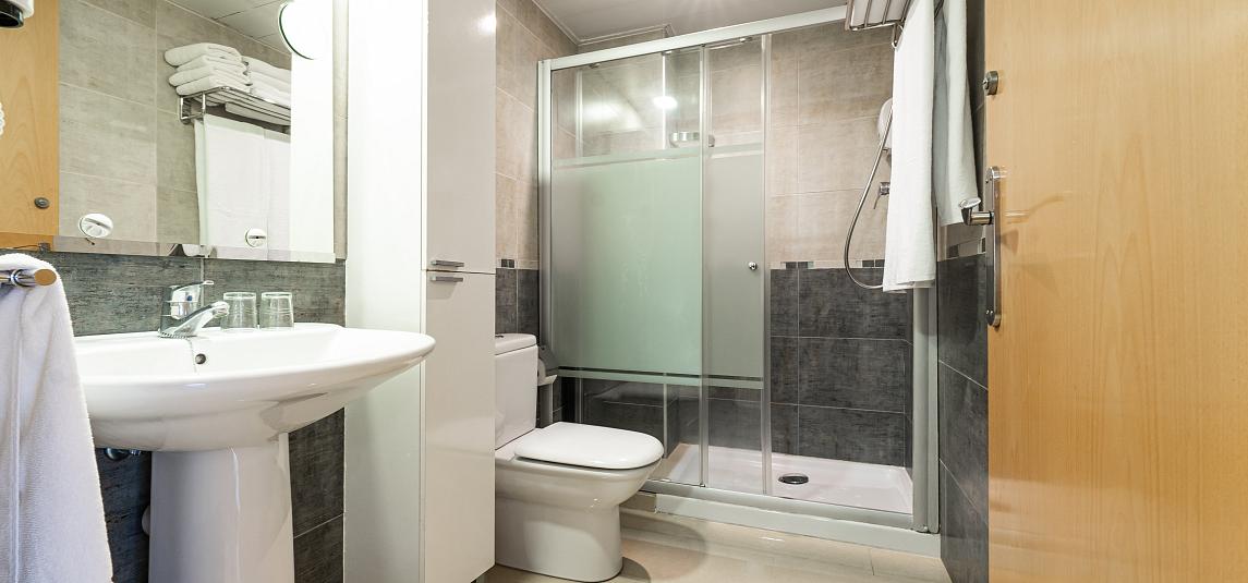 2 bedroom apartment with balcony