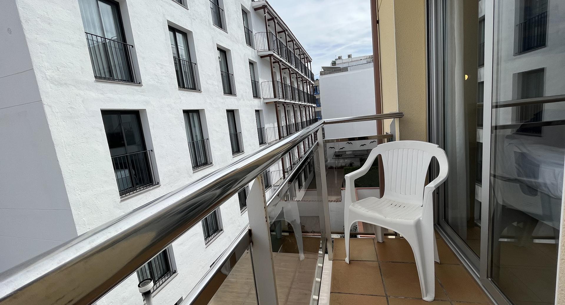 2 bedroom apartment with balcony
