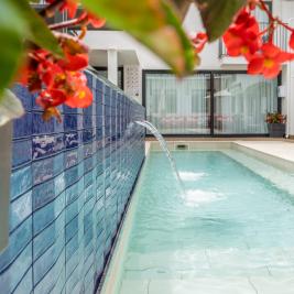 Terrasse und Schwimmbecken des Neptuno Hotel & Spa