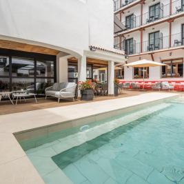 Terrasse und Schwimmbecken des Neptuno Hotel & Spa