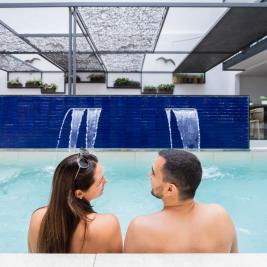 Terrasse und Schwimmbecken des Neptuno Hotel & Spa