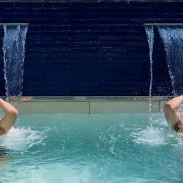 Terrasse und Schwimmbecken des Neptuno Hotel & Spa