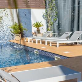 Terrasse und Schwimmbecken des Neptuno Hotel & Spa