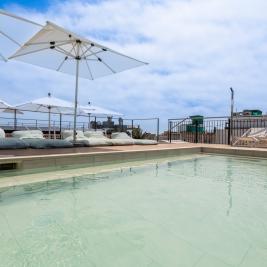 Terrasse und Schwimmbecken des Neptuno Hotel & Spa