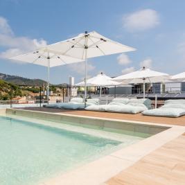 Terrasse und Schwimmbecken des Neptuno Hotel & Spa