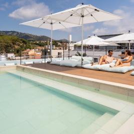 Terrasse und Schwimmbecken des Neptuno Hotel & Spa