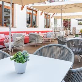 Terrasse und Schwimmbecken des Neptuno Hotel & Spa