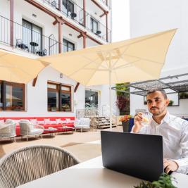 Terraza y piscinas de Neptuno Hotel & Spa