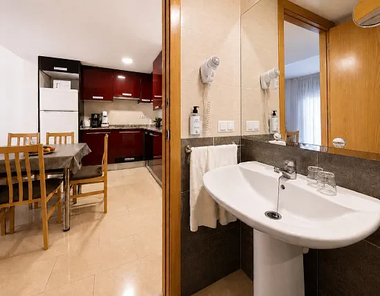 2 bedroom apartment with balcony