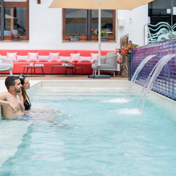 Zentrales Schwimmbad des Hotels