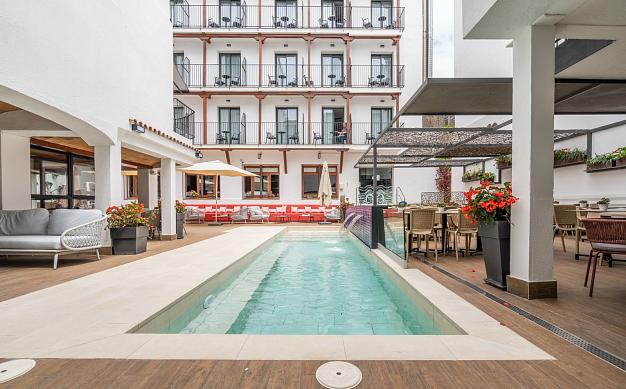 Schwimmbäder in den Neptuno Apartments