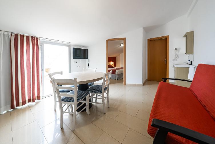 1-BED APARTMENT WITH TERRACE