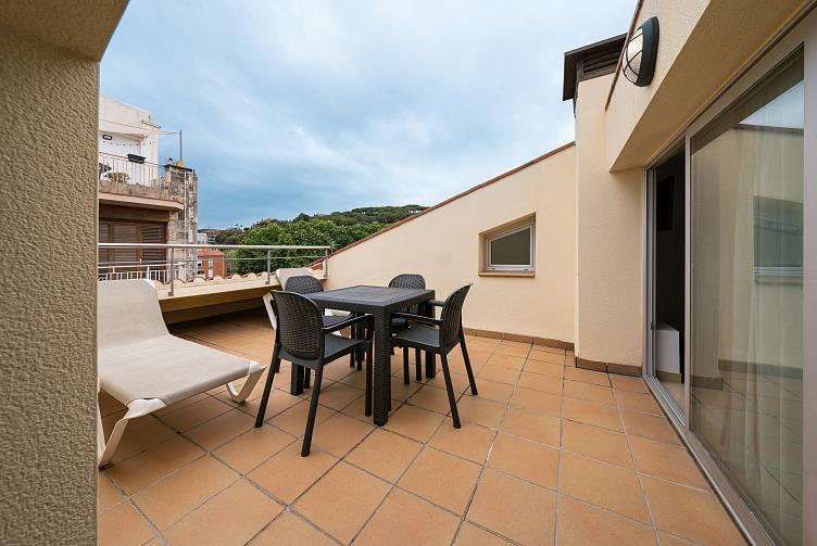 1-BED APARTMENT WITH TERRACE